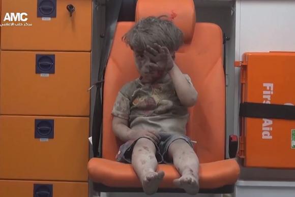 Imagem do menino Omran Daqneesh, de 5 anos, logo após ser resgatado de um bombardeio na cidade de Aleppo