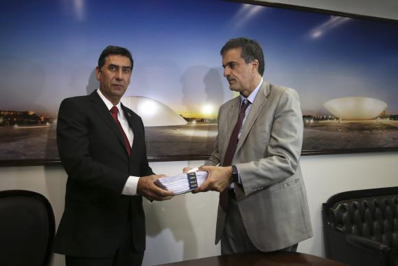 José Eduardo Cardozo, advogado de Dilma, entrega documento  relativos ao contraditório e à ampla defesa