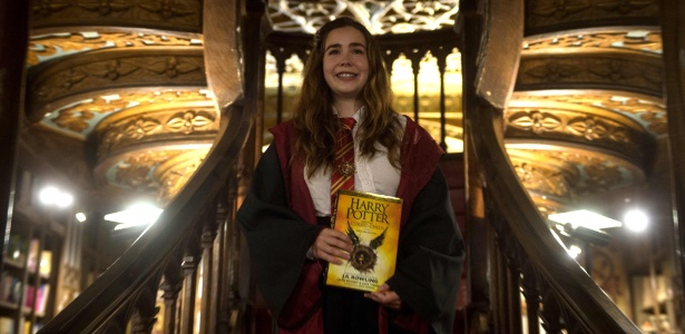 Livraria na cidade do Porto, em Portugal, recebe os fãs de Harry Potter no lançamento do novo livro