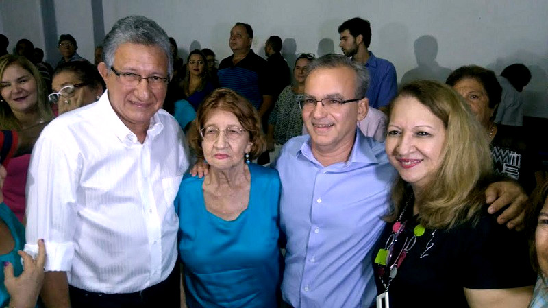 Candidatos Firmino Filho e Luiz Jr. com eleitoras