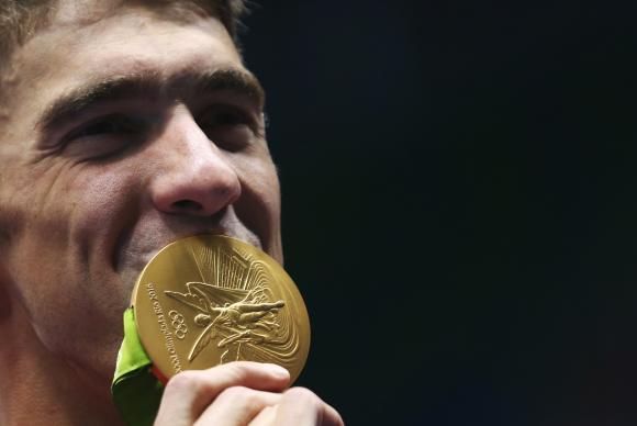 Michael Phelps com a medalha de ouro pelo 4x100 m medley