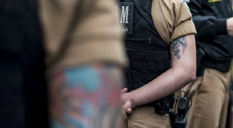 Policial militar tatuado
