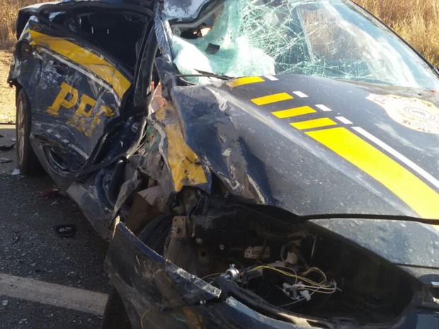 Policial morre após acidente entre carro da PRF e carreta na BR-050