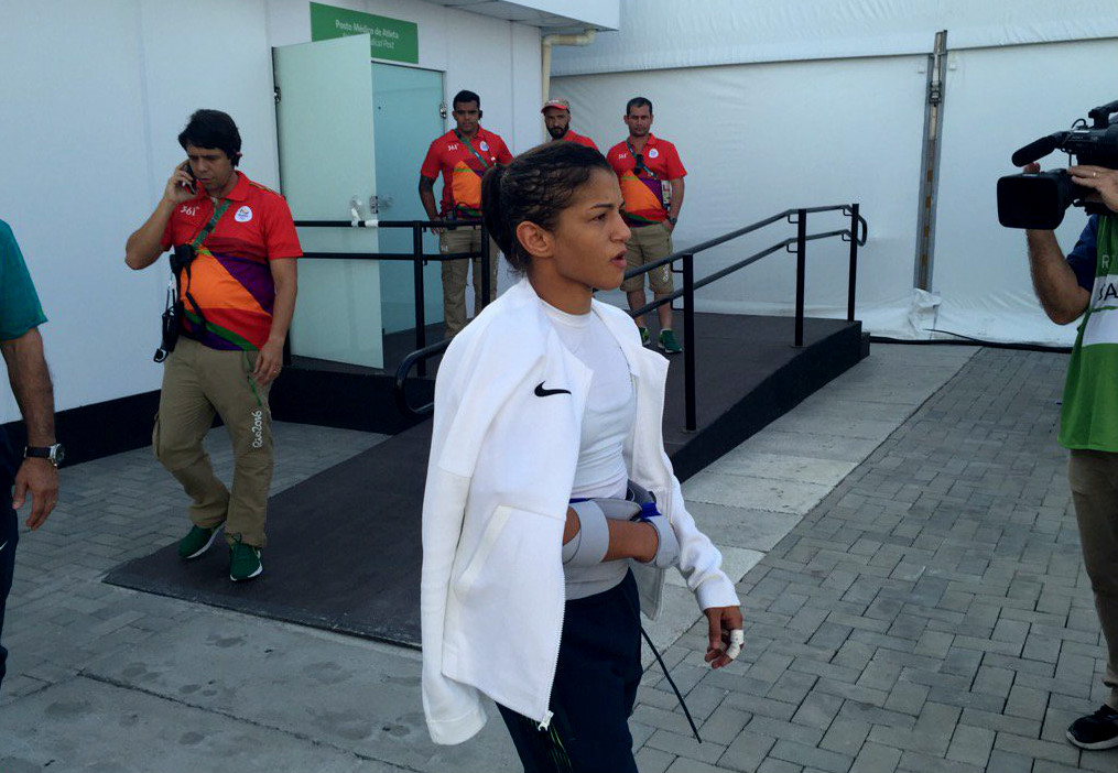 Sarah Menezes deixa o Parque Olímpico com braço imobilizado