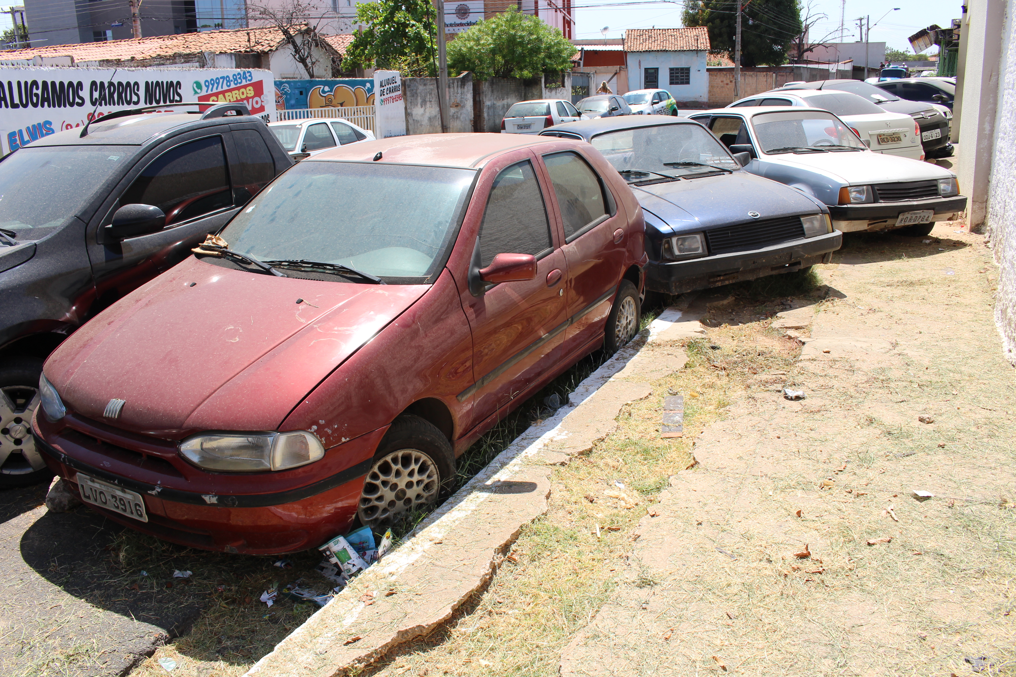 Carros apreendidos estacionados nas ruas laterais da Central de Flagrantes