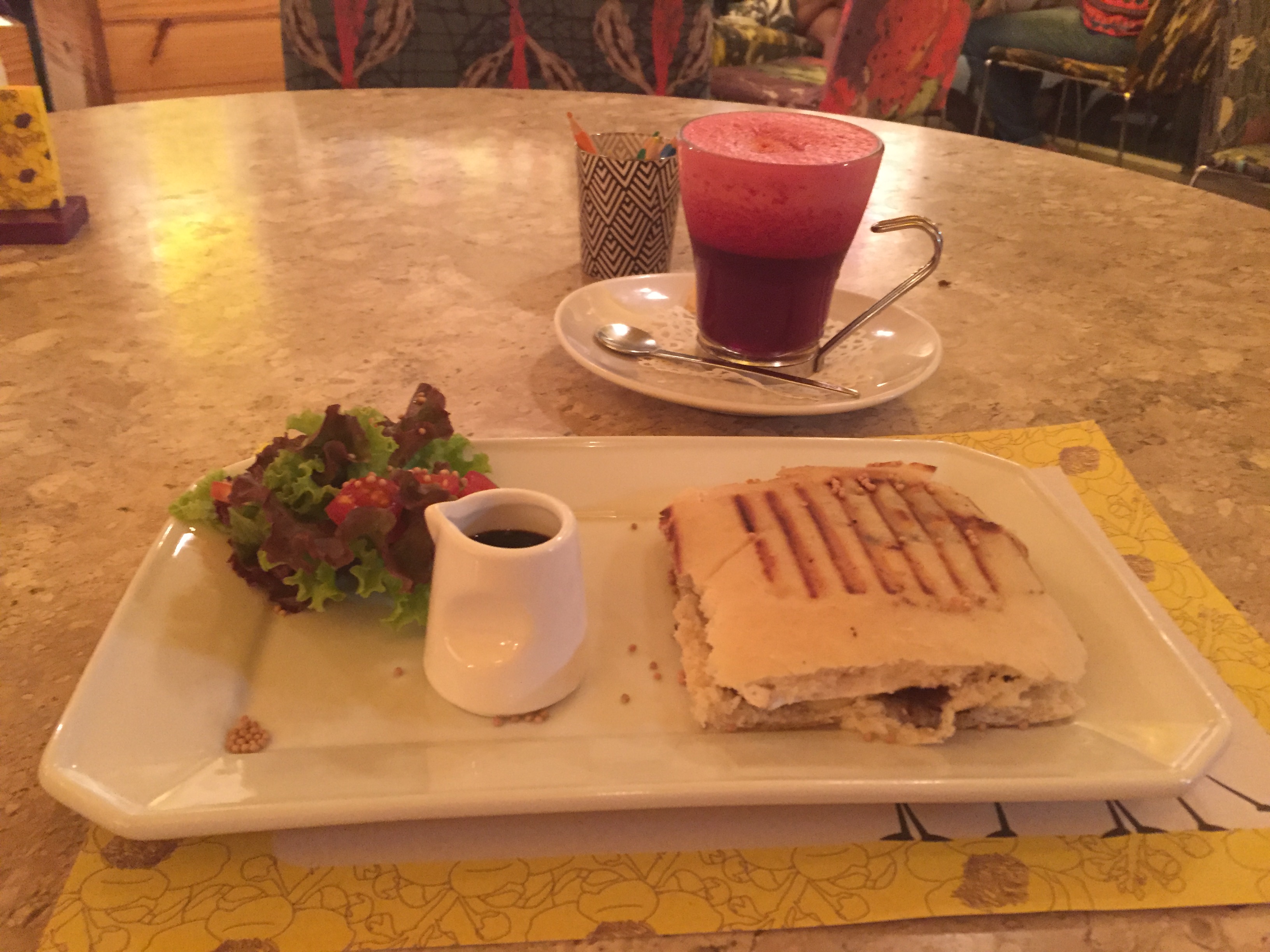 Chá gelado de frutas vermelhas