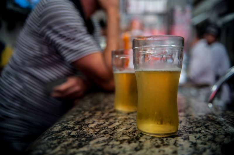Em todo país, a medida se dá em razão do entendimento de que bebida alcoólica afeta a capacidade de discernimento do ser humano
