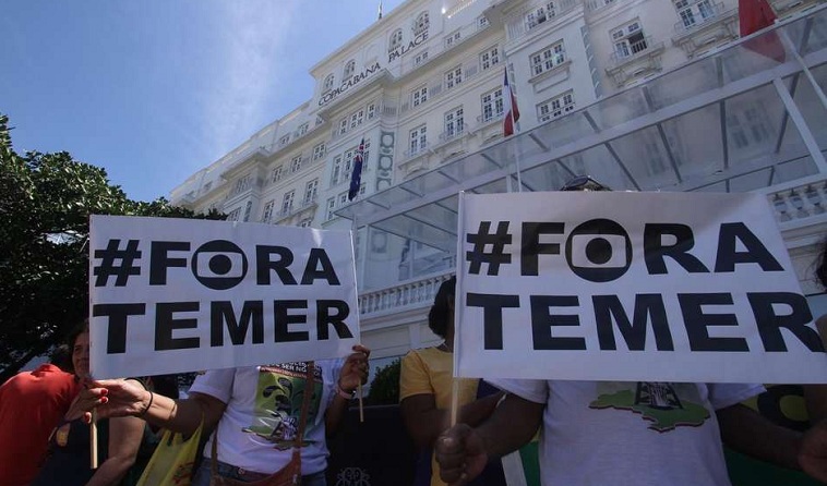 Fora Temer reúne manifestantes em Copacabana, no Rio de Janeiro