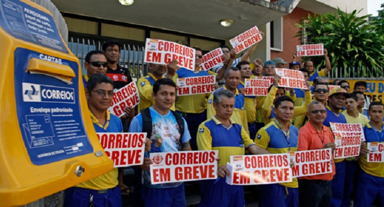 Funcionários dos Correios continuam em greve