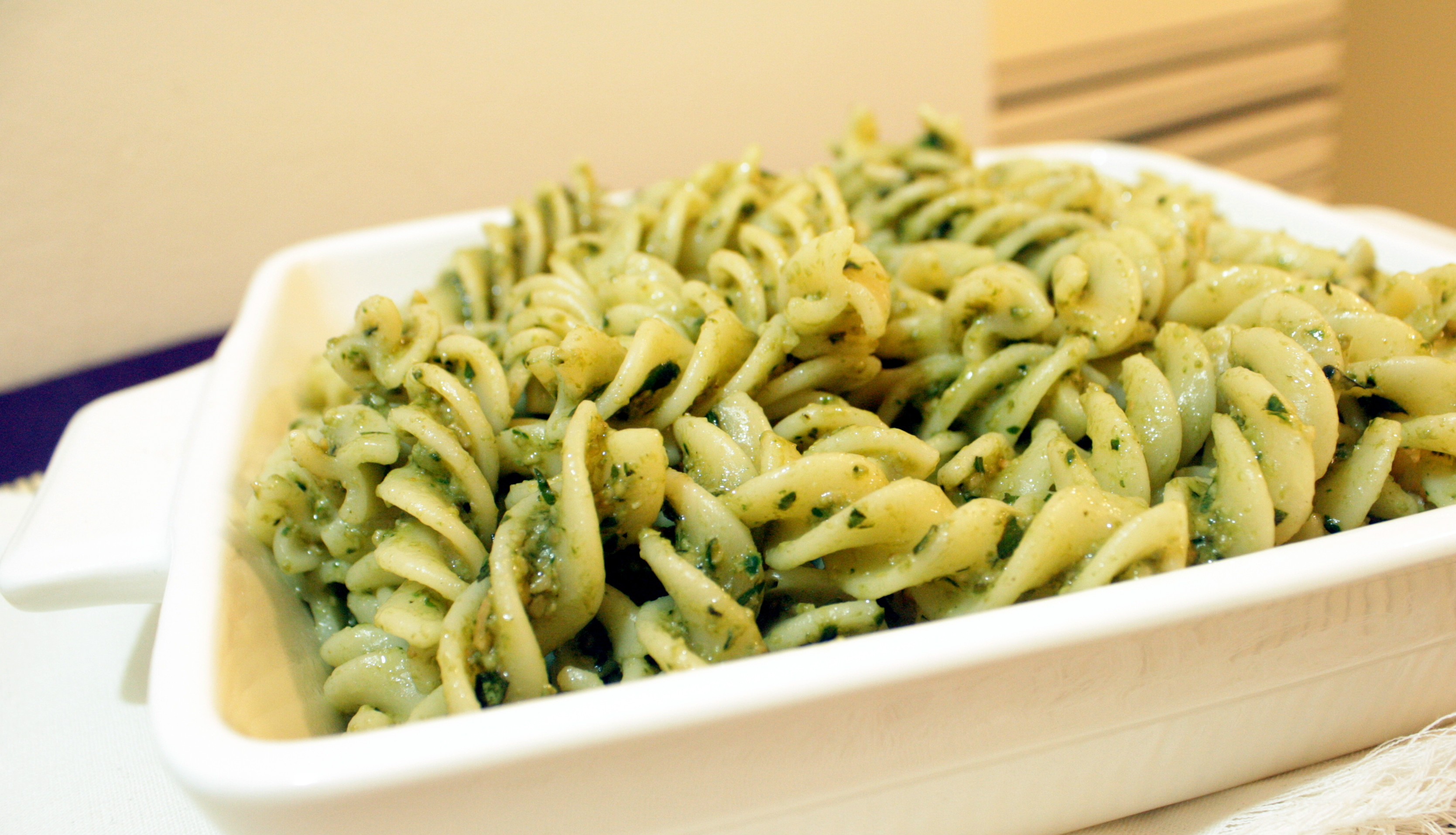 Fusilli com pesto de Pão ralado
