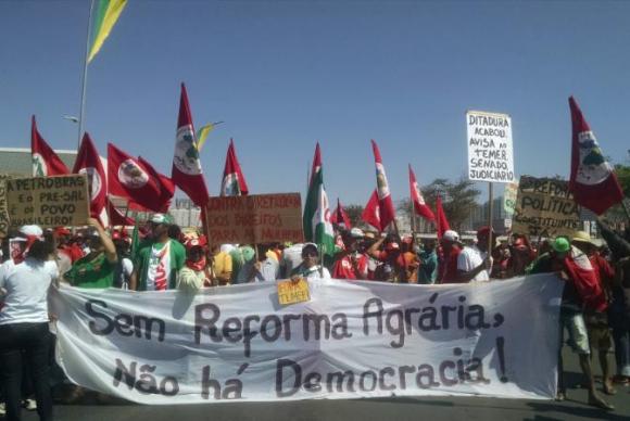 Manifestantes exibiram faixa, na Esplanada dos Ministérios, pedindo reforma agrária