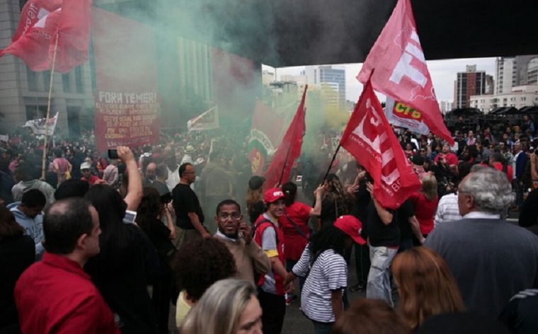 Manifestantes lotaram a Avenida Paulista