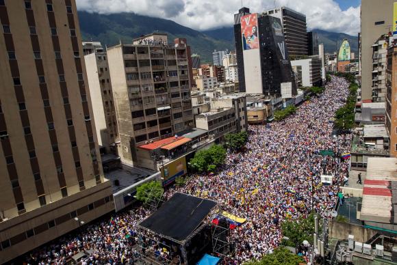 Milhares de venezuelanos saíram hoje às ruas de Caracas em protesto contra o governo de Nicolás Maduro