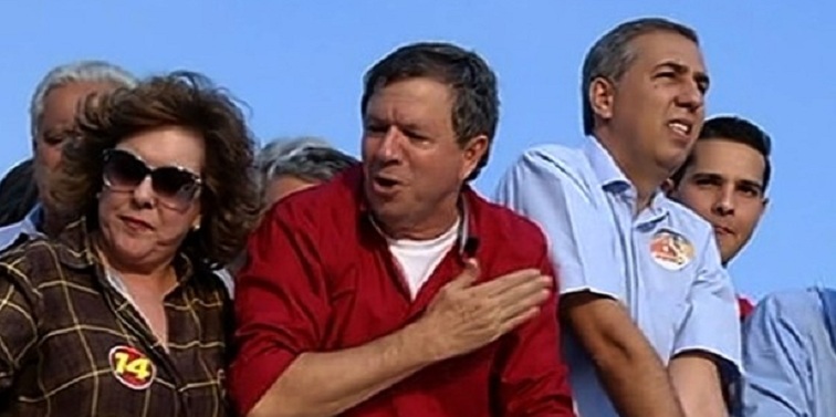 O governador em exercício de Goiás, José Eliton (de azul) foi baleado