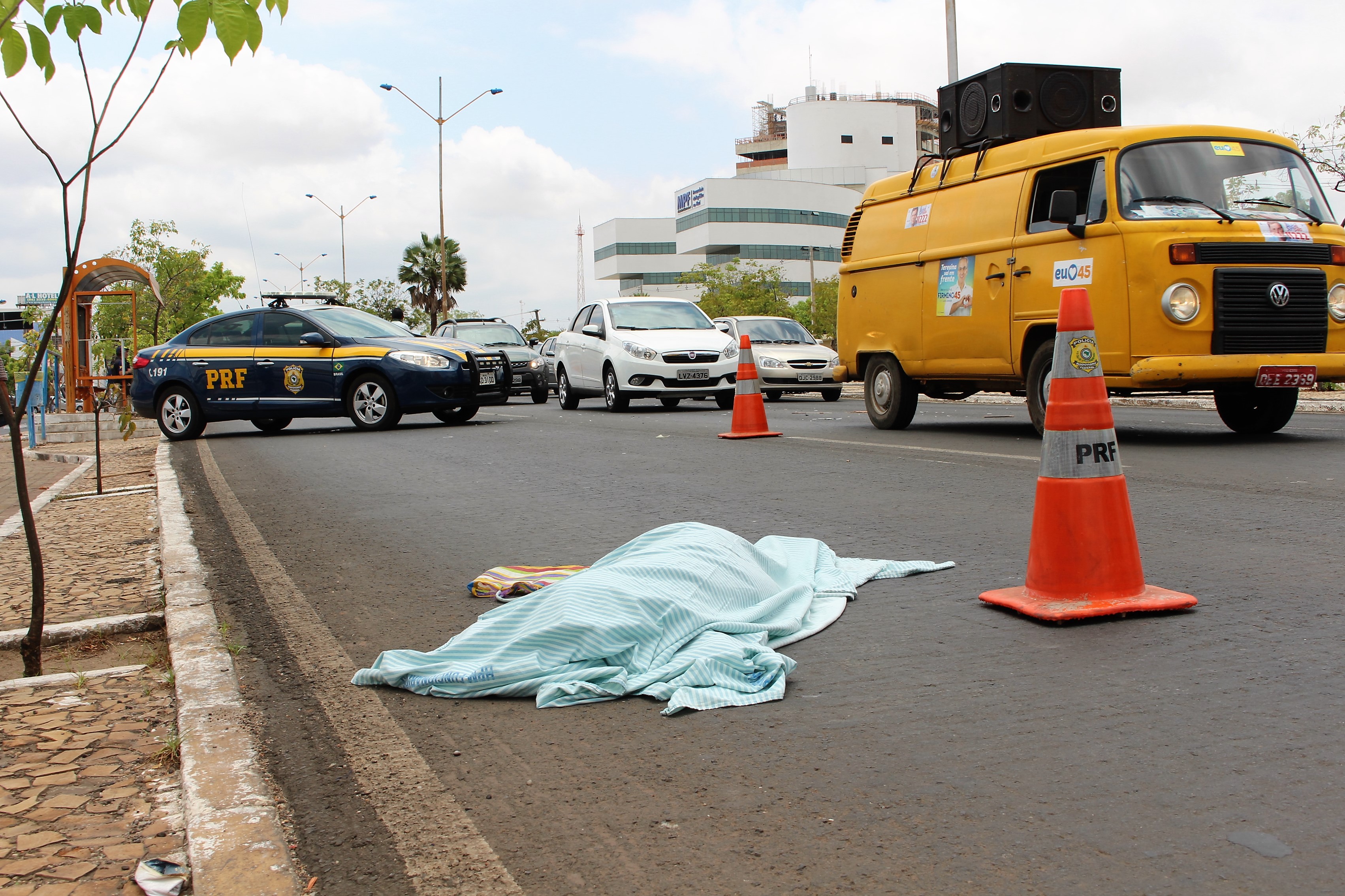 O corpo estendido no asfalto: mais uma vítima do trânsito em Teresina