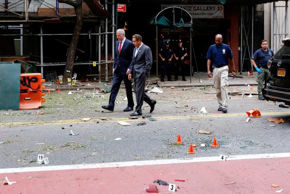 O prefeito e o governador de Nova York, Bill de Blasio e Andrew Cuomo, visitam o bairro de Chelsea, onde uma bomba explodiu no sábado à noite