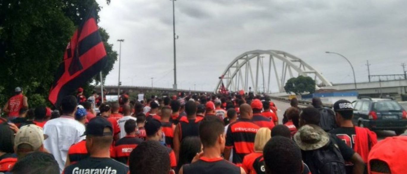 Os flamenguistas se reuniram na Central do Brasil e caminharam até o estádio