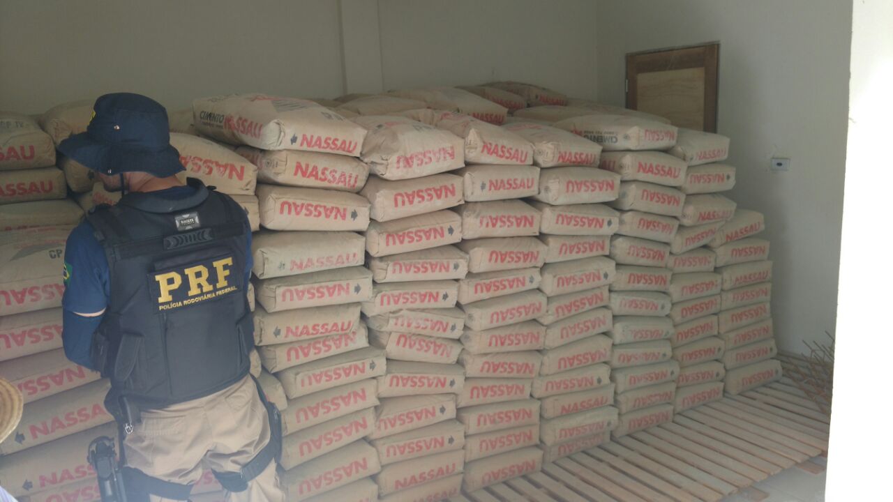 Os policiais encontraram 390 sacos de cimento, vergalhões, tábuas, entre outros materiais