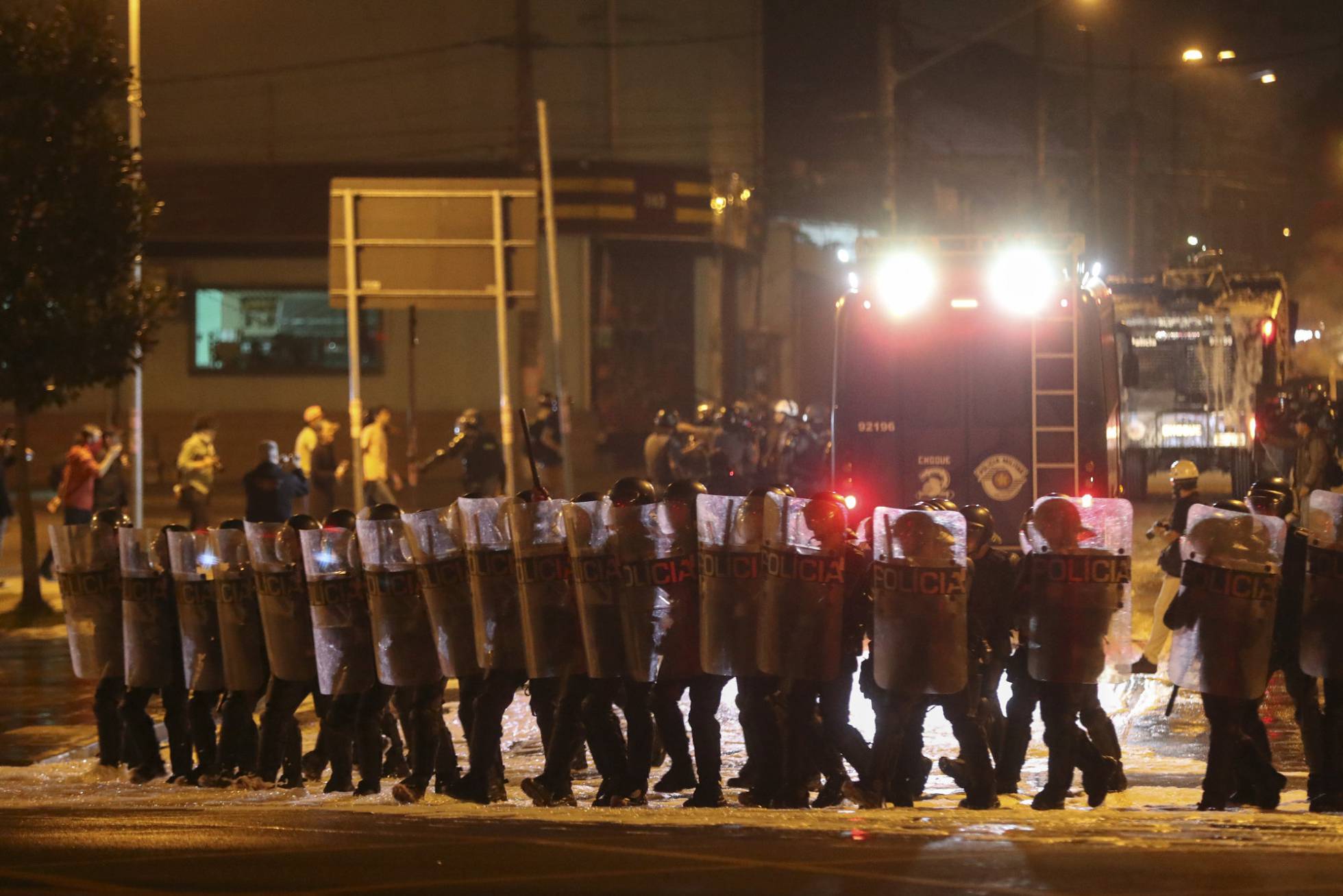 Policiais militares do Choque atuam para dispersar o protesto contra o Governo Temer no Largo da Batata, em São Paulo, no domingo, dia 4.