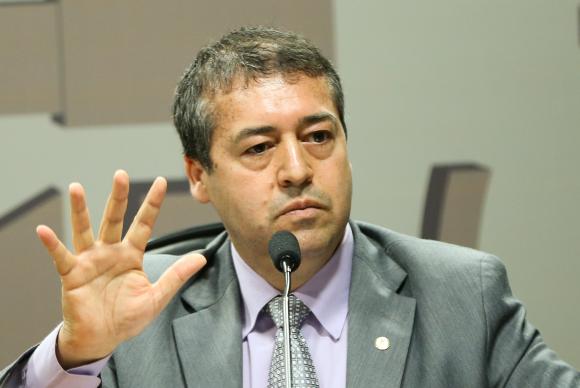 Prioridade, no momento, é resolver a questão do déficit fiscal, afirma o ministro do Trabalho, Ronaldo Nogueira