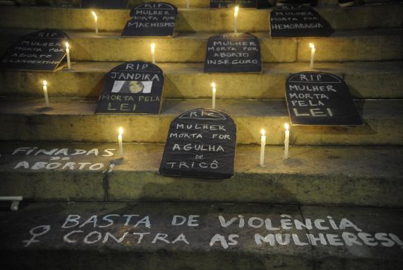 Rio de Janeiro - Protesto no Dia Internacional de Combate à Violência contra a Mulher e pelo fim da violência contra as mulheres