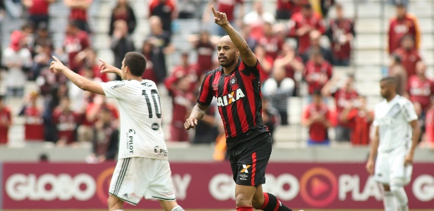 Thiago Heleno celebra se primeiro gol contra a Ponte Preta