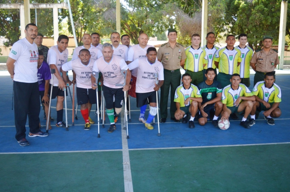 Treze jogadores que formam o time de Futebol para Amputados do Centro Integrado de Reabilitação (Ceir)