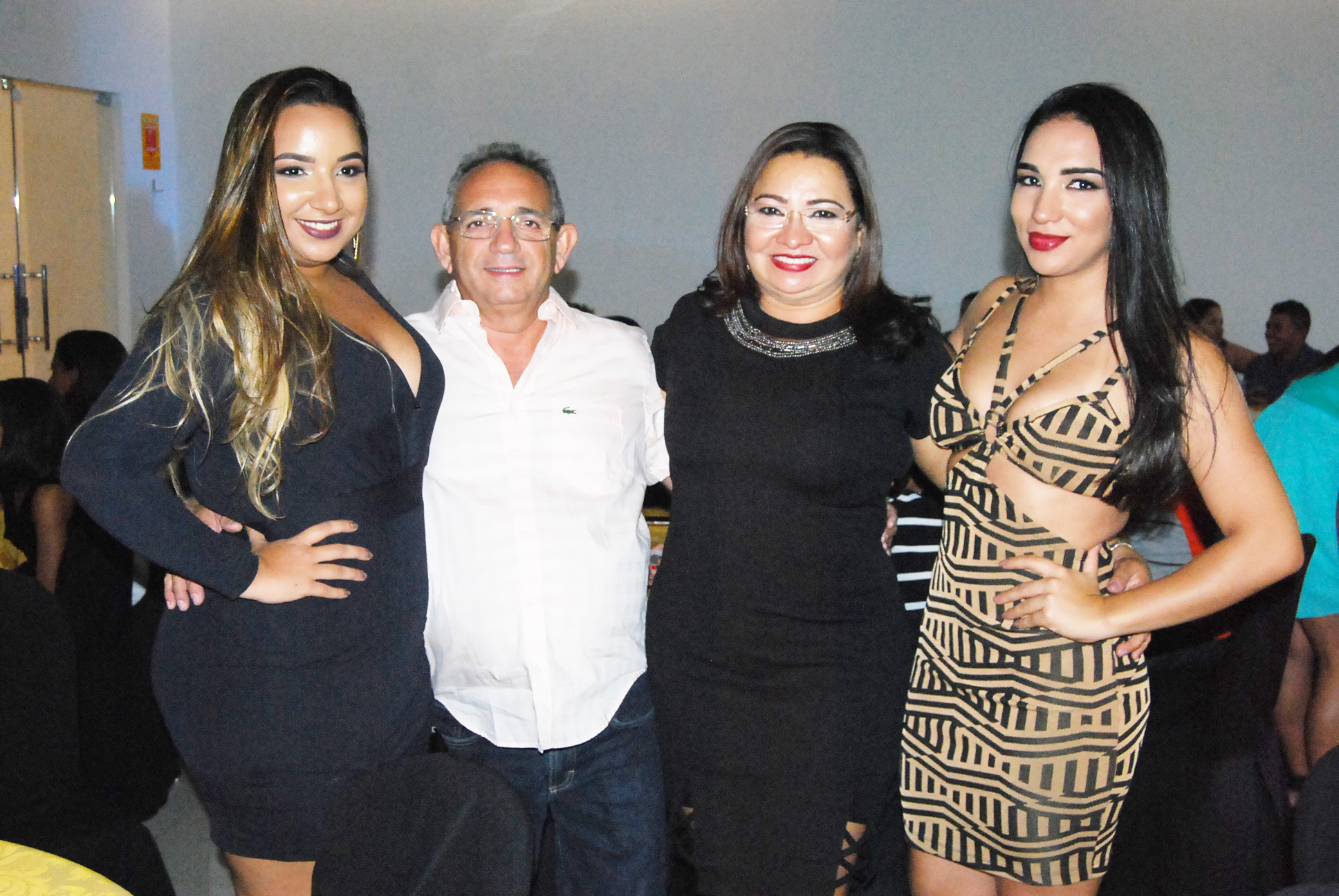 A empresária Lúcia com seu esposo Antônio Neto e as filhas Daniela e Patrícia Sousa em noite de confraternização.