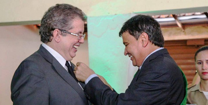 Álvaro Luis Carneiro recebe a medalha das mãos do governador Wellington Dias