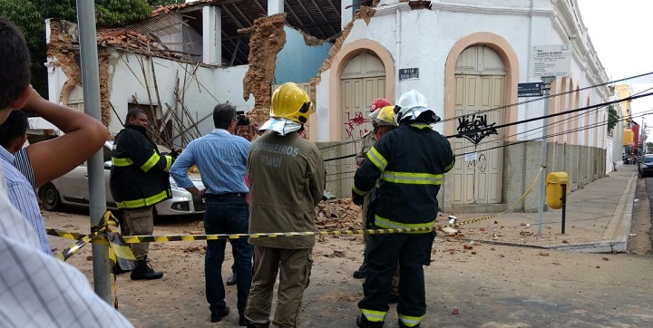 Bombeiros observam o que sobrou do casarão
