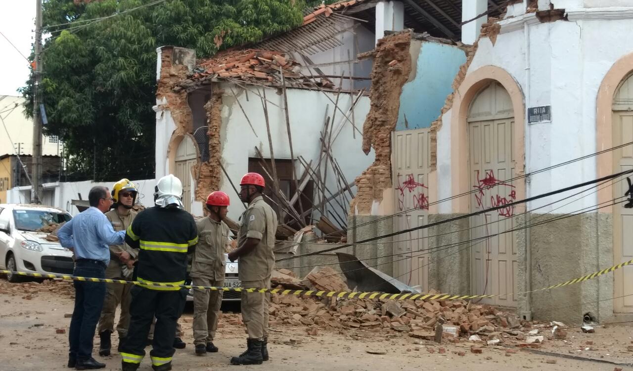 Parte do casarão desaba sobre dois veículos