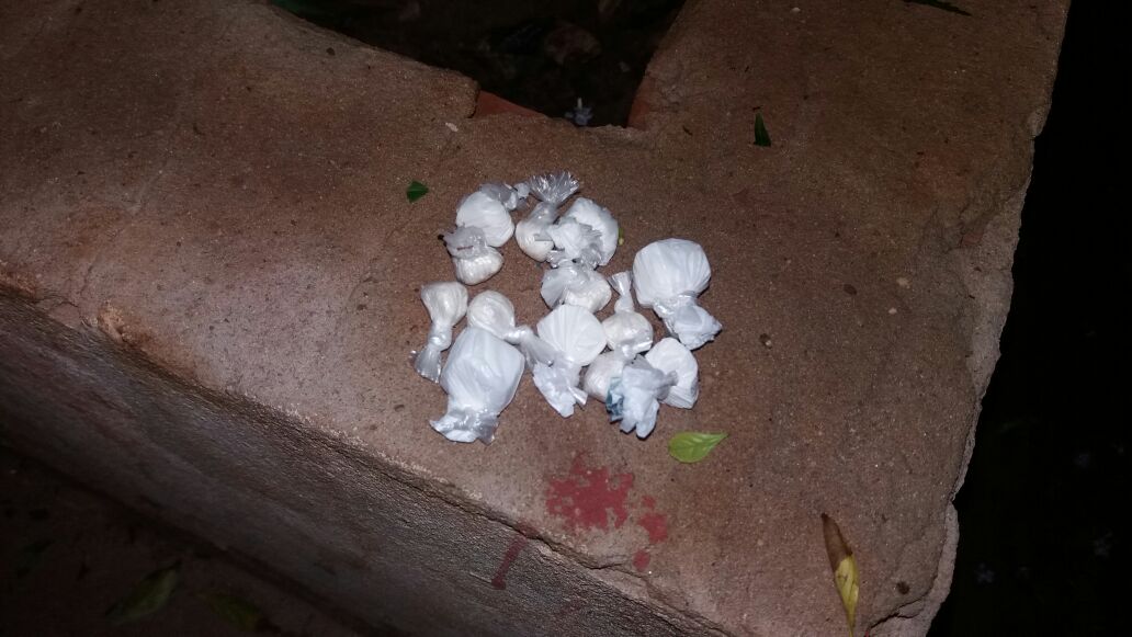Foram apreendidas trouxas de cocaína