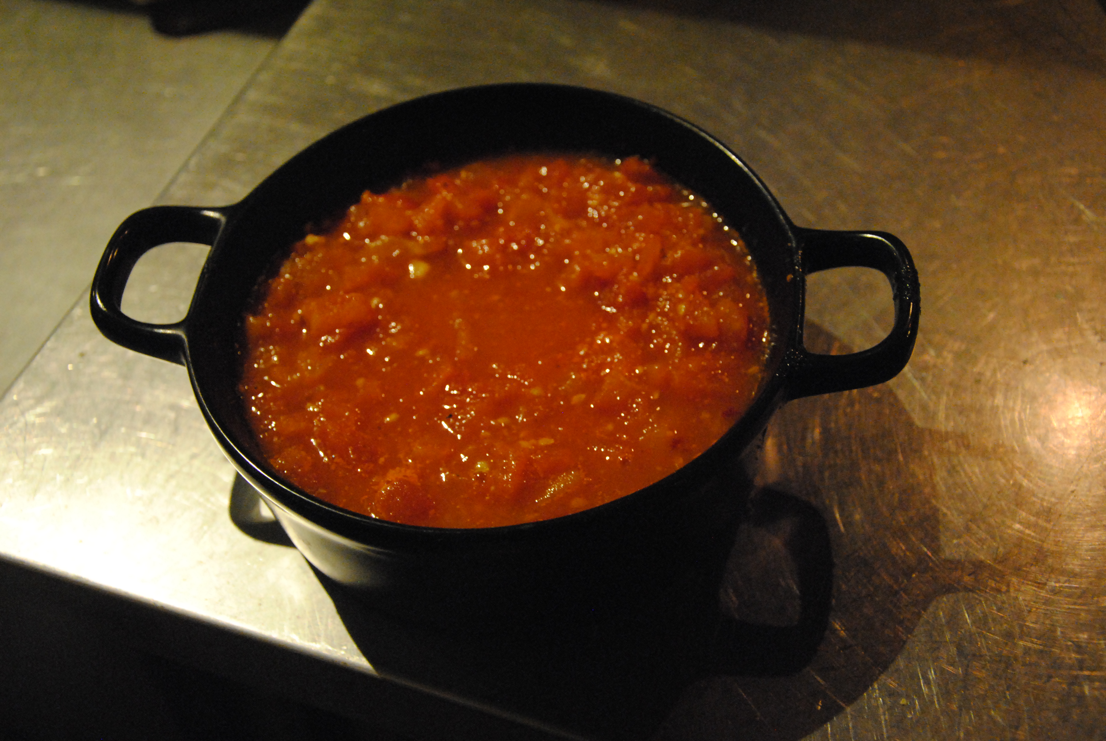 Peixe coberto com a compota de tomates