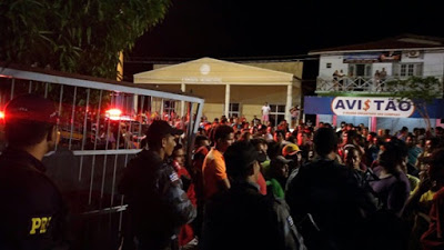 Populares em frente a cadeia em Araioses