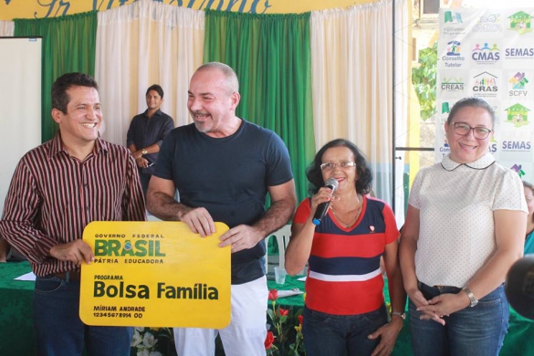 Secretário entrega cartões aos novos beneficiários do Bolsa Família