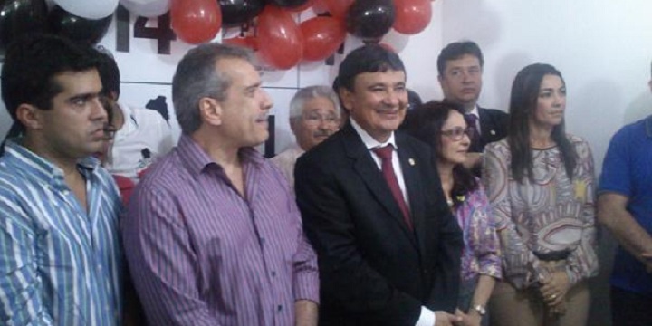Senador João Vicente Claudino com lideranças políticas
