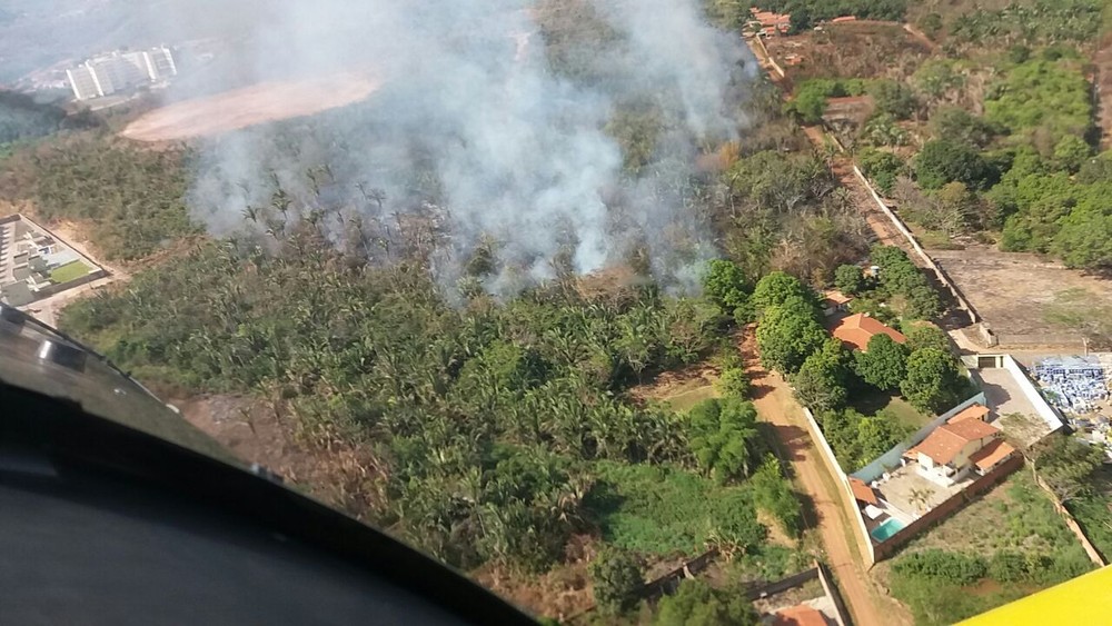 Corpo de Bombeiros combate incêndio em terreno na zona Sudeste