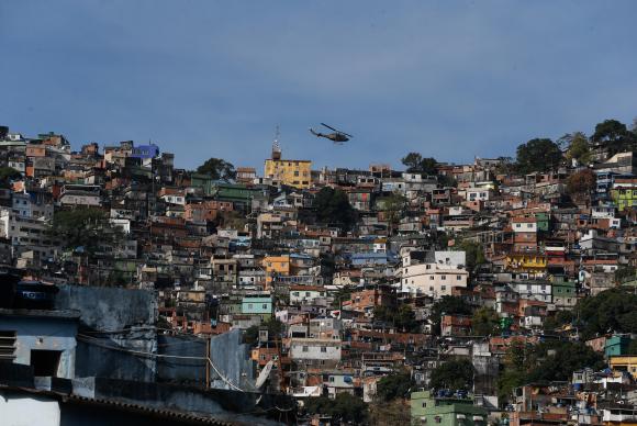 Crime organizado disputa territórios em comunidades no Rio de Janeiro