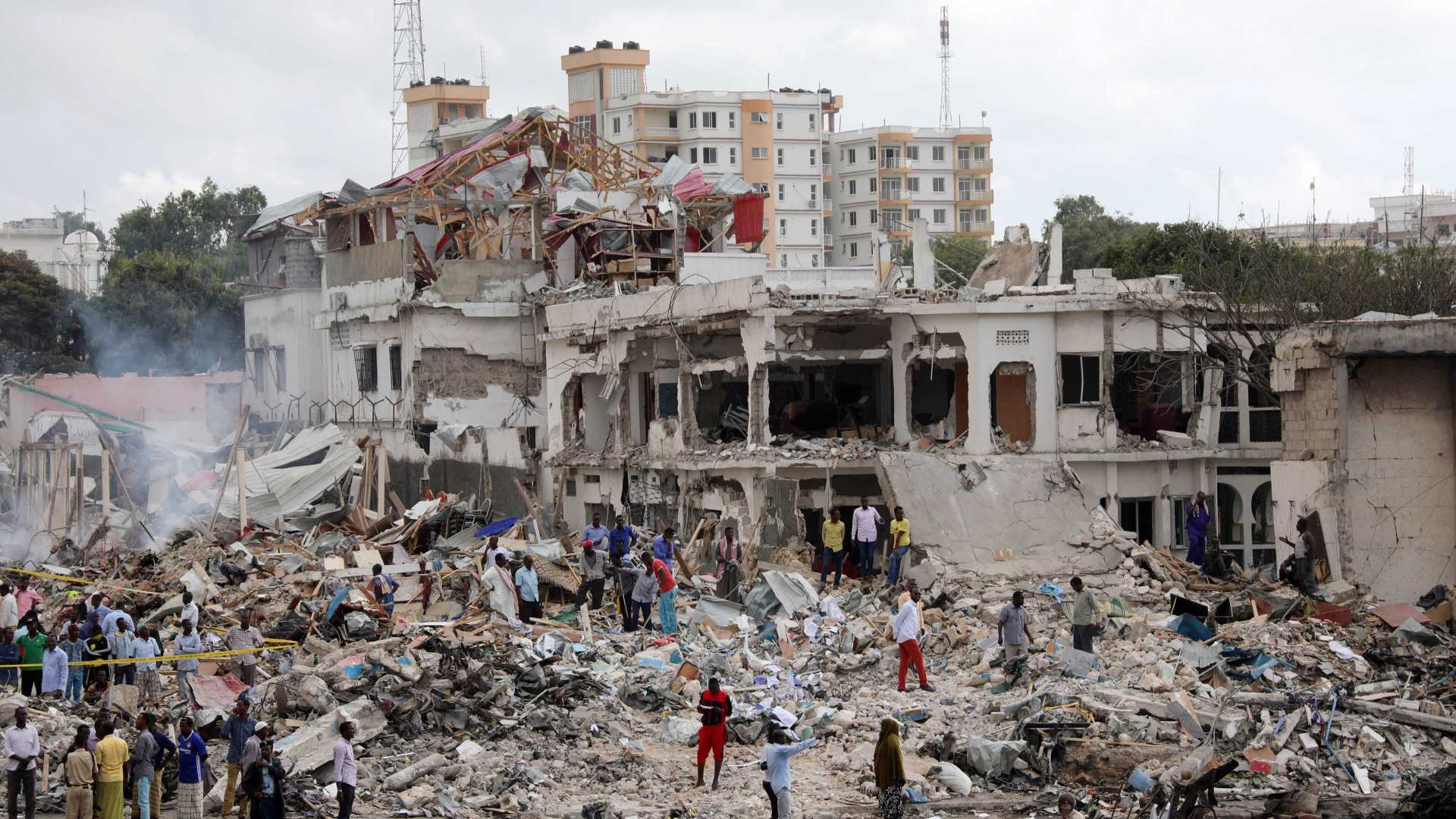 Destroços após o atentado na capital da Somália.