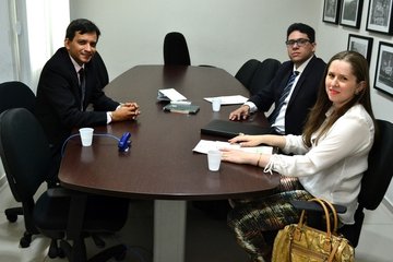 Eduardo Ferreira Lopes e Marcelly Santos de Sousa em conversa com o diretor de Primeiro Atendimento, Marcelo Pierot