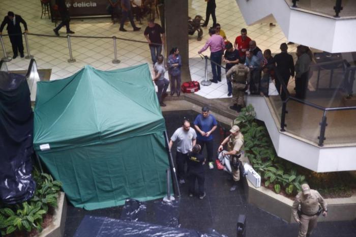 O corpo do reitor sob a tenda montada em shopping de Florianópolis (SC)