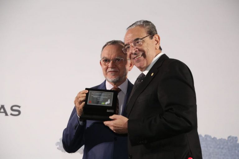 O presidente do TCE-PI, Olavo Rebelo, recebe homenagem em Curitiba (PR)