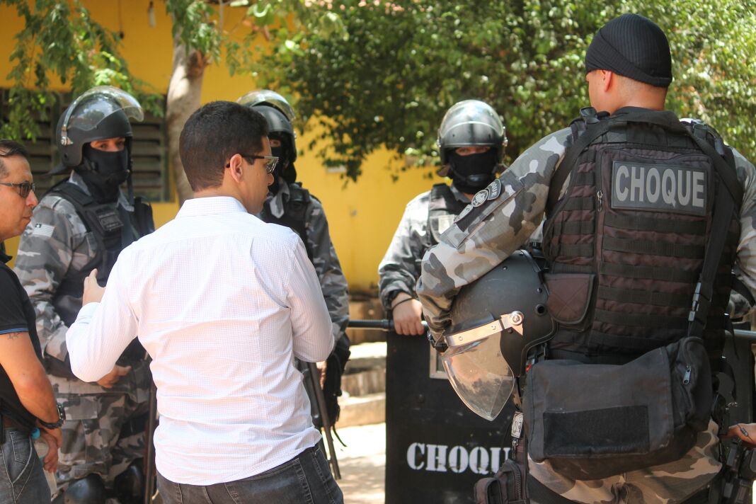 Secretário de Justiça, Daniel Oliveira, conversa com policiais militares da Tropa de Choque