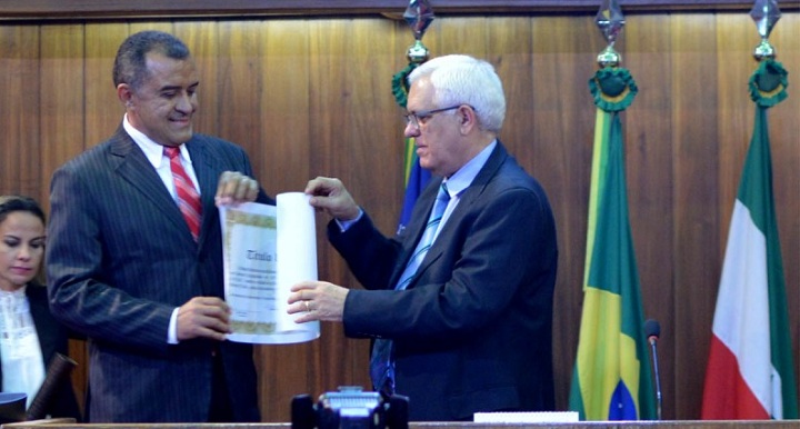 Sérgio Vilela recebe o diploma das mãos de Themístocles Filhoo