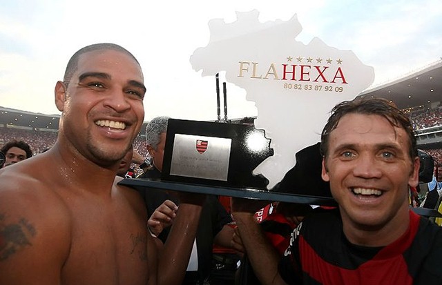 Adriano e Pet com a taça do Hexacampeonato Brasileiro