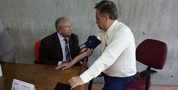 Dr. Pessoa conferindo a pressão arterial do colega Robert Rios
