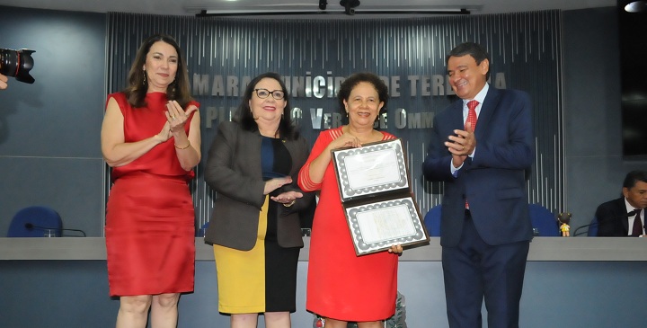 Entrega de título de cidadania à senadora Regina Sousa