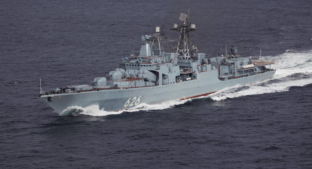 Navio Vitse-Admiral Kulakov da Frota do Norte da Rússia passa pelo canal da Mancha