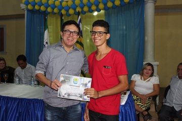 Secretário Zé Santana entregando o certificado a um dos alunos do Caminhão Digital