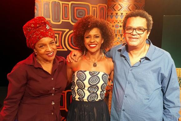 Um Abraço Negro estreia com Luciana Barreto (centro) entrevistando Elisa Lucinda e Marquinhos de Oswaldo Cruz